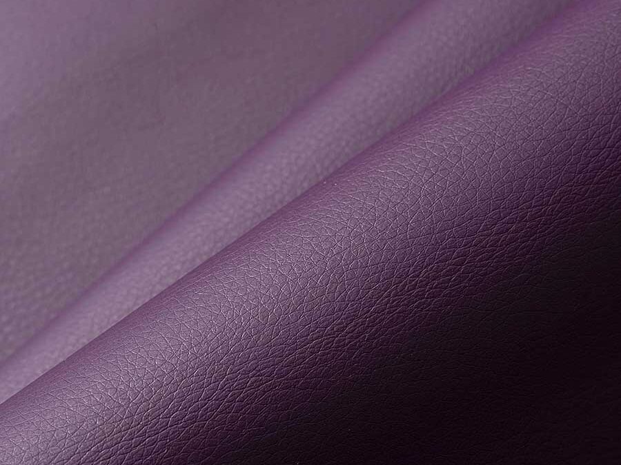 Comment porter un sac à main violet ?